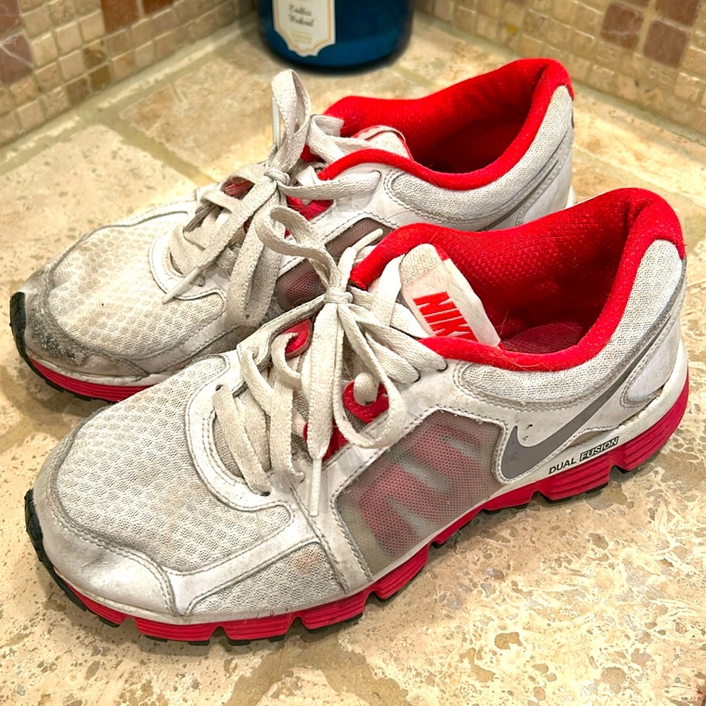 Women’s Nike Dual Fusion ST2 Size 8.5 Sneakers